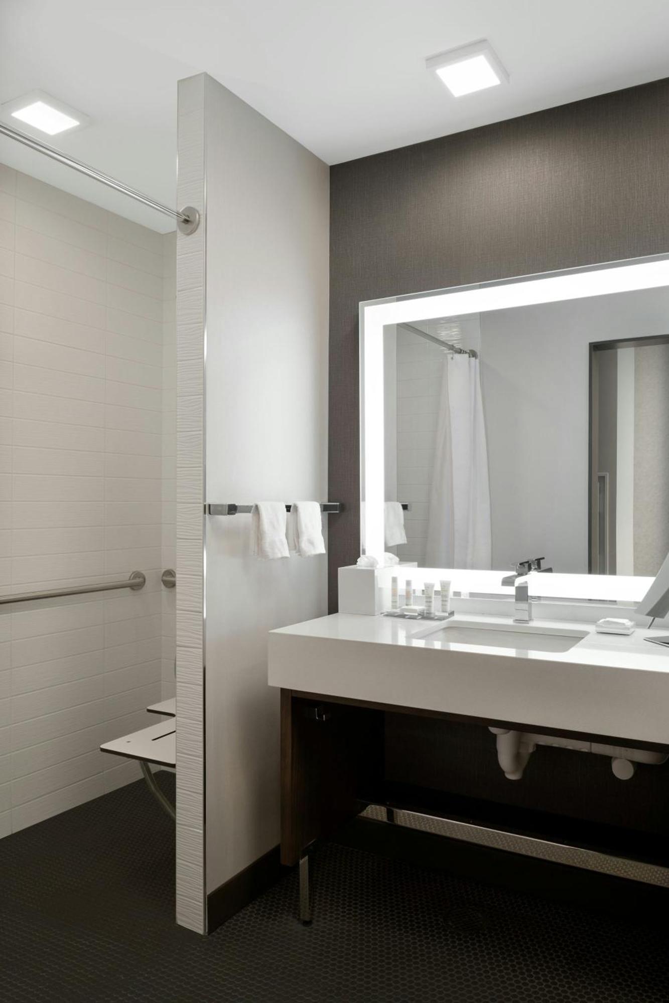 Отель Marriott Tacoma Downtown Экстерьер фото